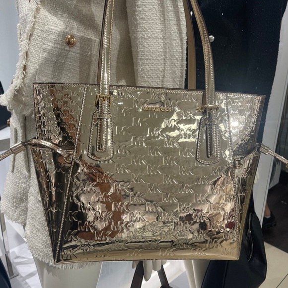 MICHAEL KORS Voyager Large Metallic Logo Debossed EW Shoulder Tote Bag
Pale Gold - Picture 6 of 8